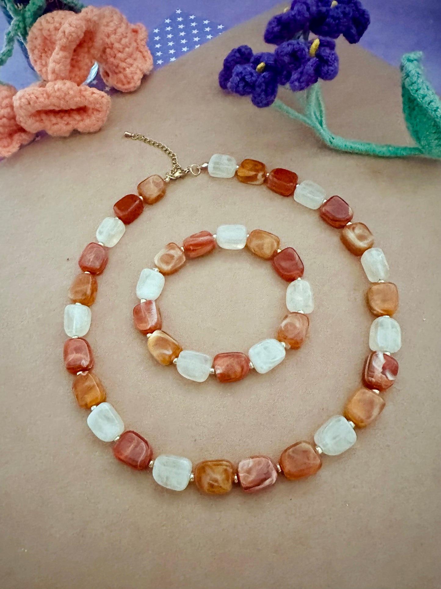 Bracelet de perles rectangulaires élastique aux tons marrons et écru ALMA