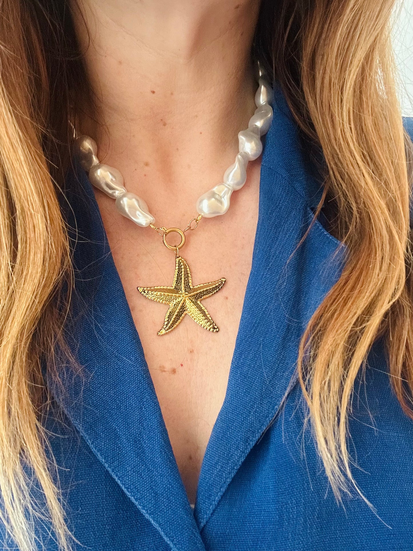 Collier THALASSA – perles nacrées et étoile de mer dorée en acier inoxydable
