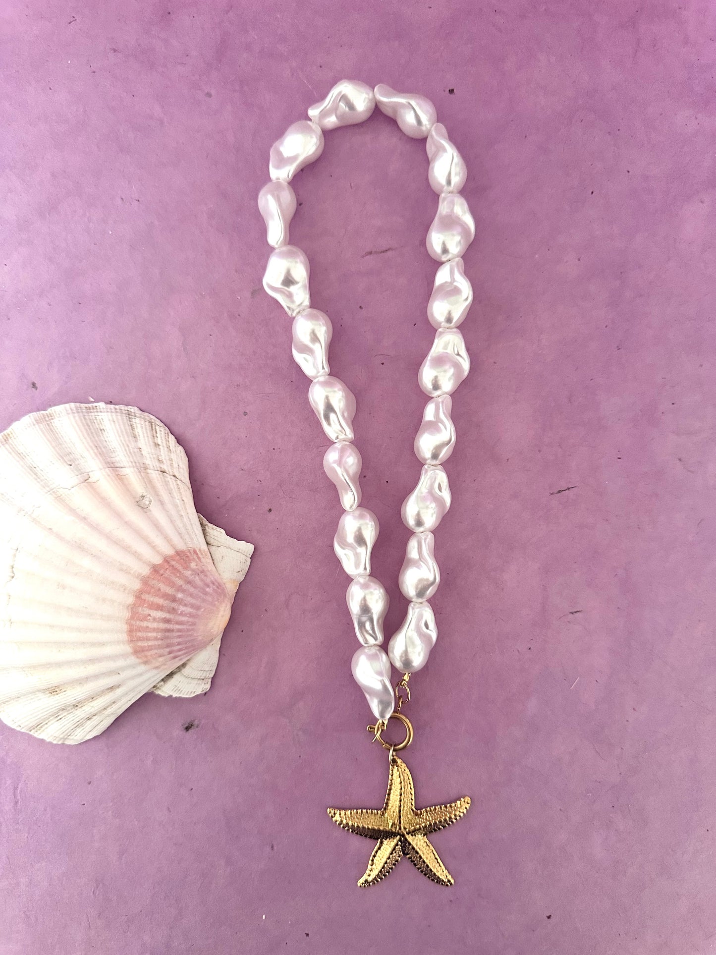 Collier THALASSA – perles nacrées et étoile de mer dorée en acier inoxydable