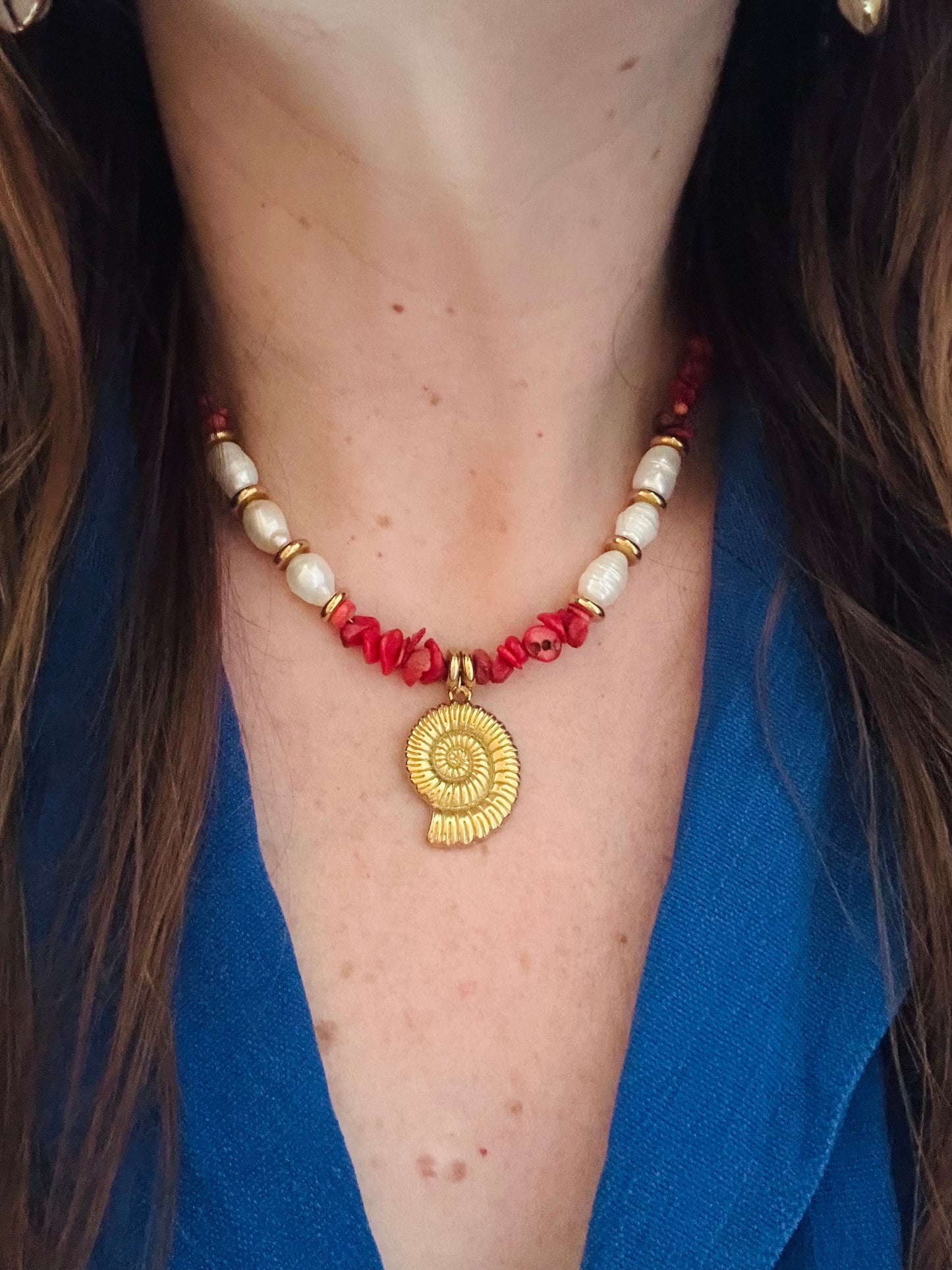 Collier YARA – perles de corail rouge ou de coquillage multicolore avec breloque coquille dorée