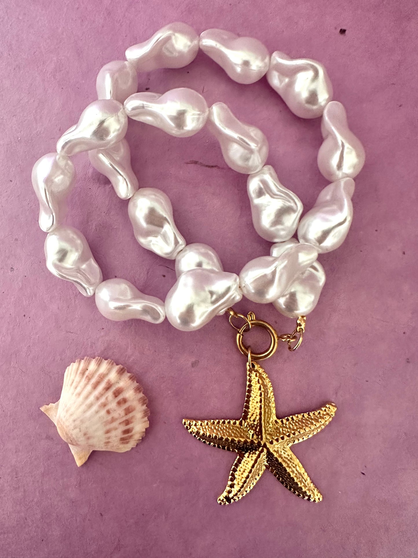 Collier THALASSA – perles nacrées et étoile de mer dorée en acier inoxydable