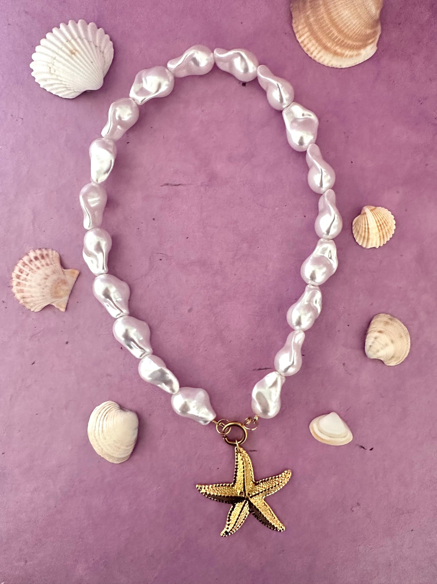 Collier THALASSA – perles nacrées et étoile de mer dorée en acier inoxydable