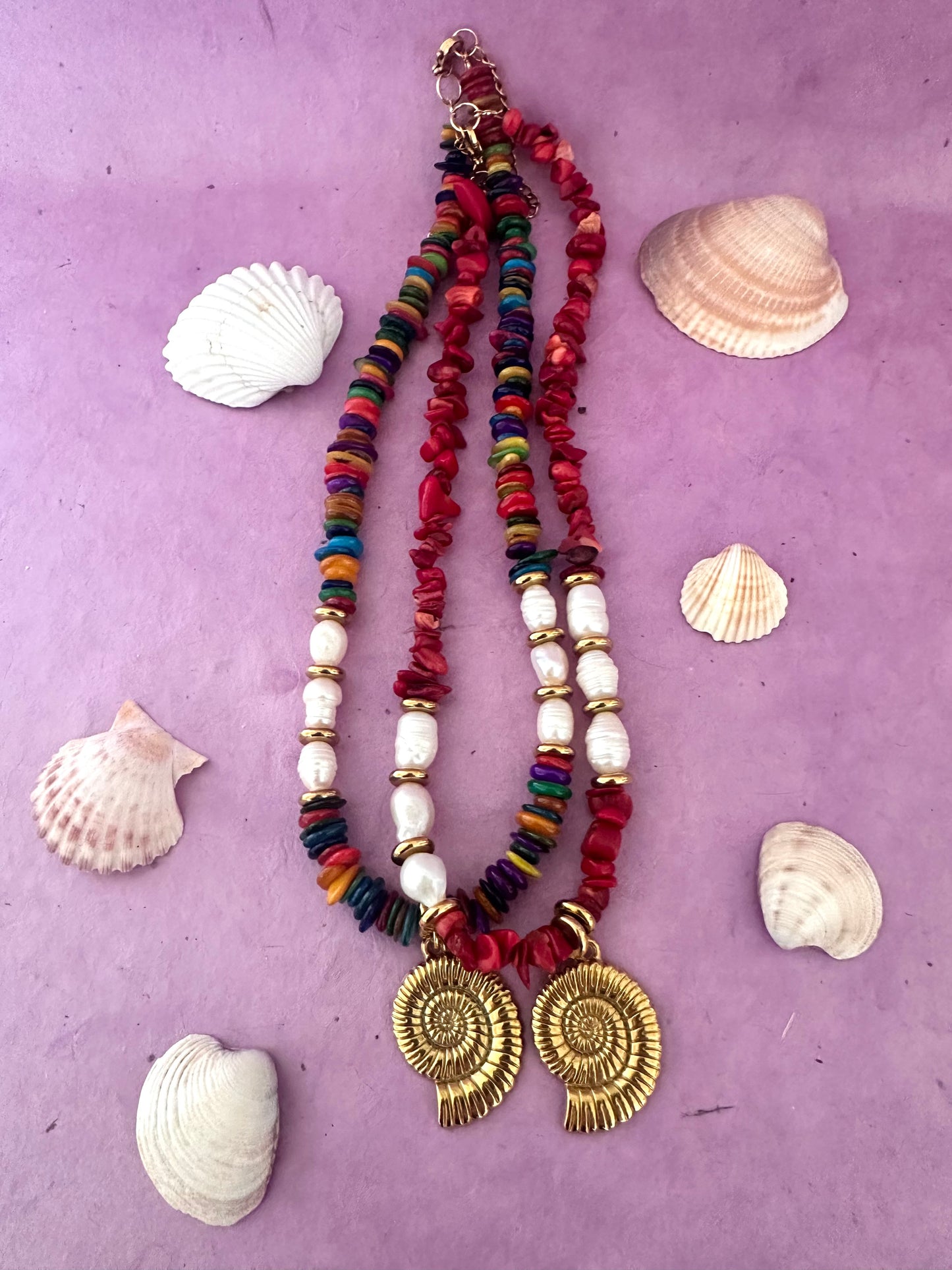 Collier YARA – perles de corail rouge ou de coquillage multicolore avec breloque coquille dorée