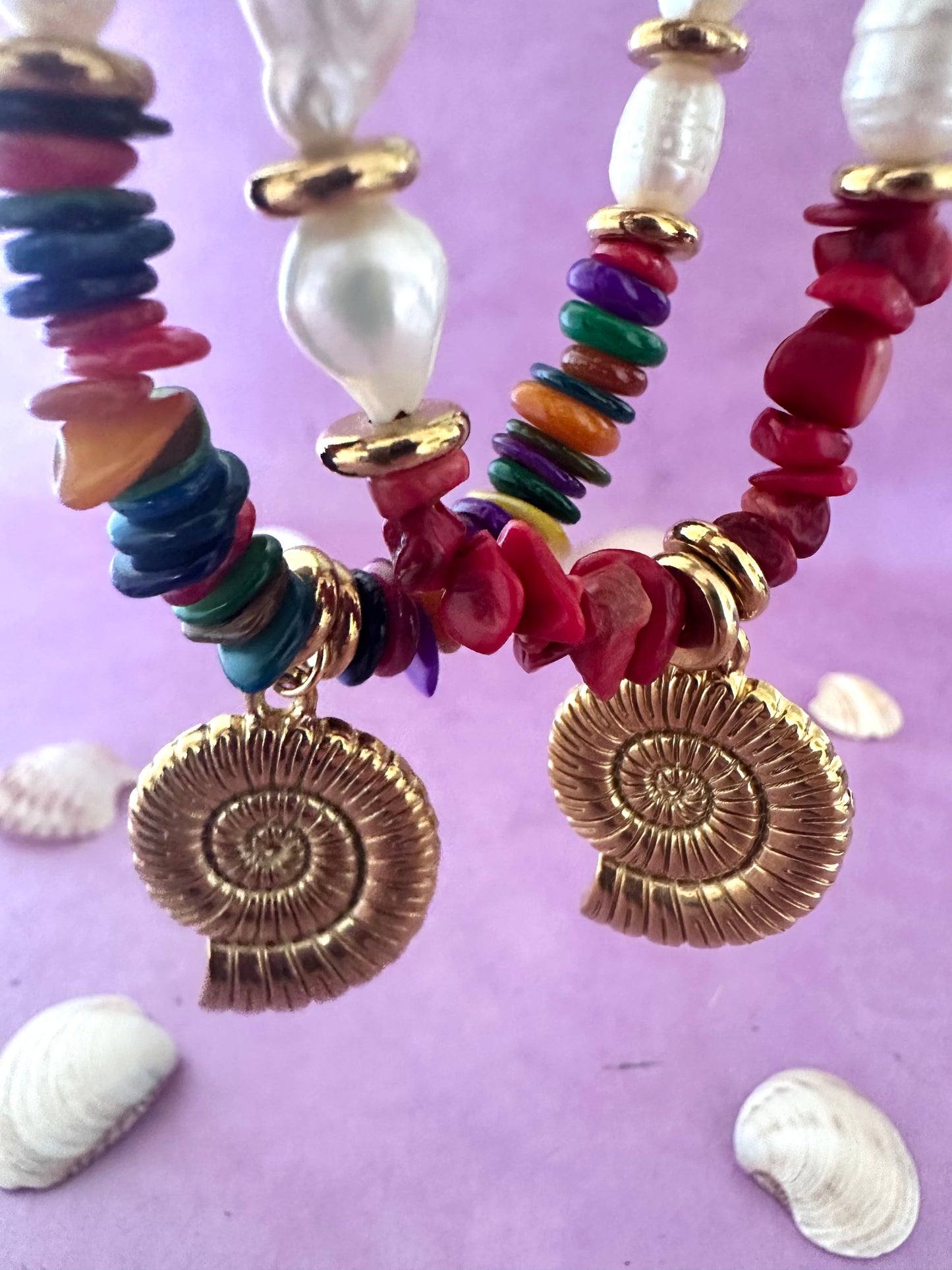 Collier YARA – perles de corail rouge ou de coquillage multicolore avec breloque coquille dorée
