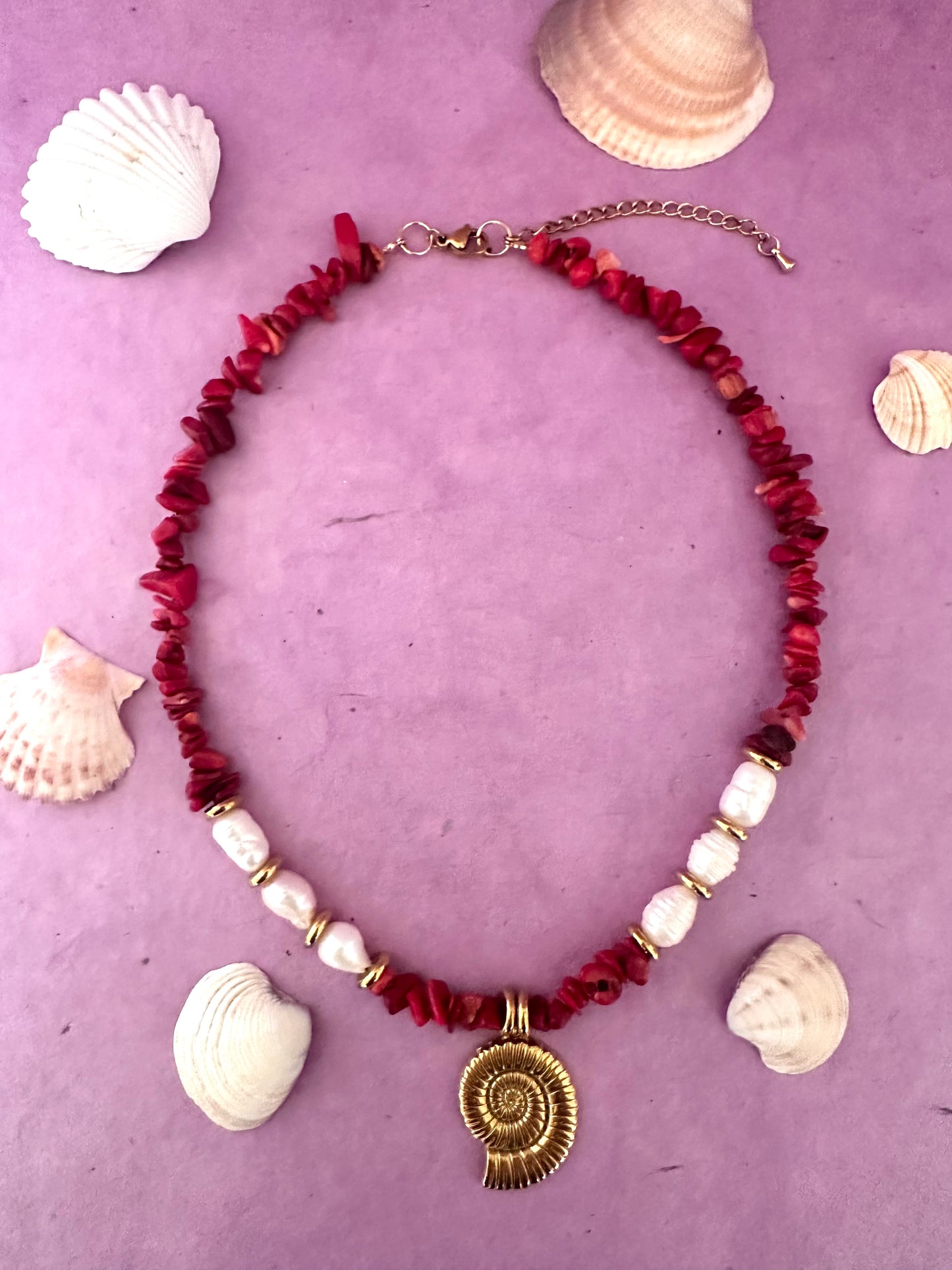 Collier YARA – perles de corail rouge ou de coquillage multicolore avec breloque coquille dorée