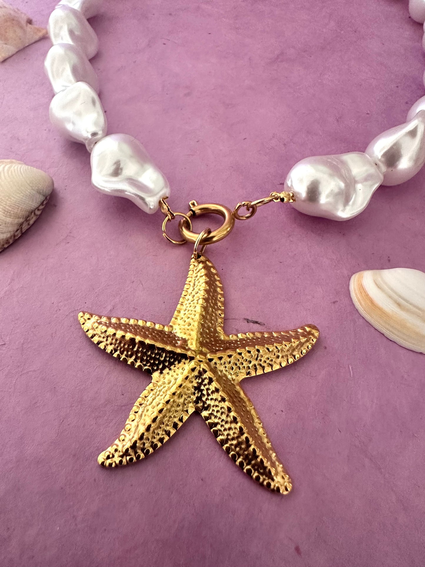 Collier THALASSA – perles nacrées et étoile de mer dorée en acier inoxydable