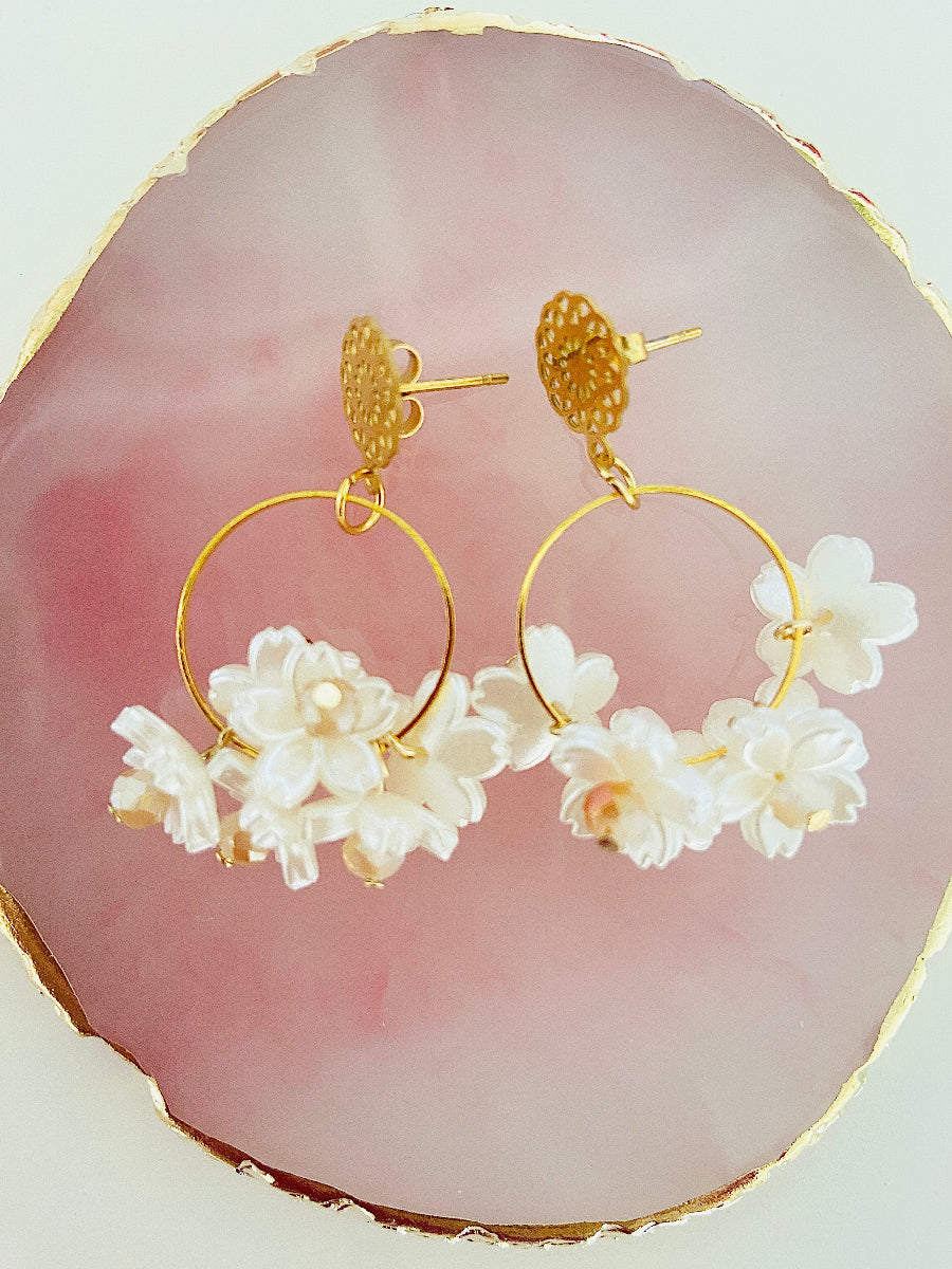 Boucles d oreilles cercle de fleurs blanc nacre SAKURA - Camilmari Bijoux