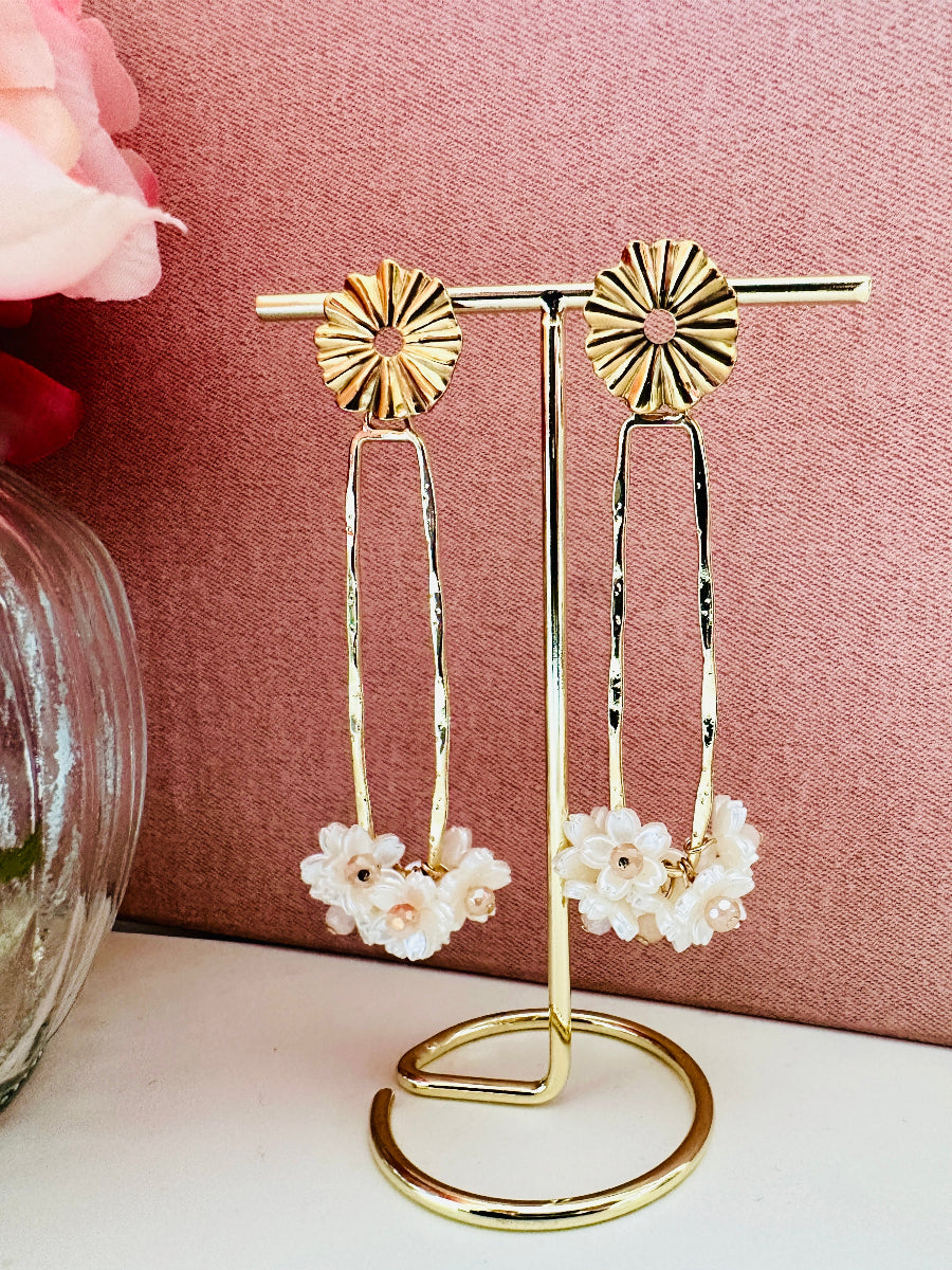Boucles d oreilles fantaisie elegantes pour mariage fleurs blanches SAKURA - Camilmari Bijoux