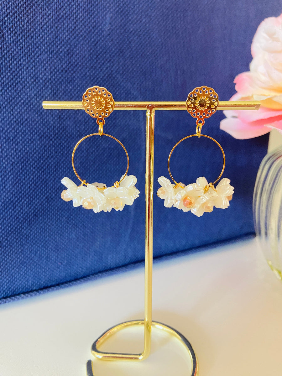 Boucles oreilles fantaisie elegantes pour mariage avec fleurs blanches SAKURA - Camilmari Bijoux