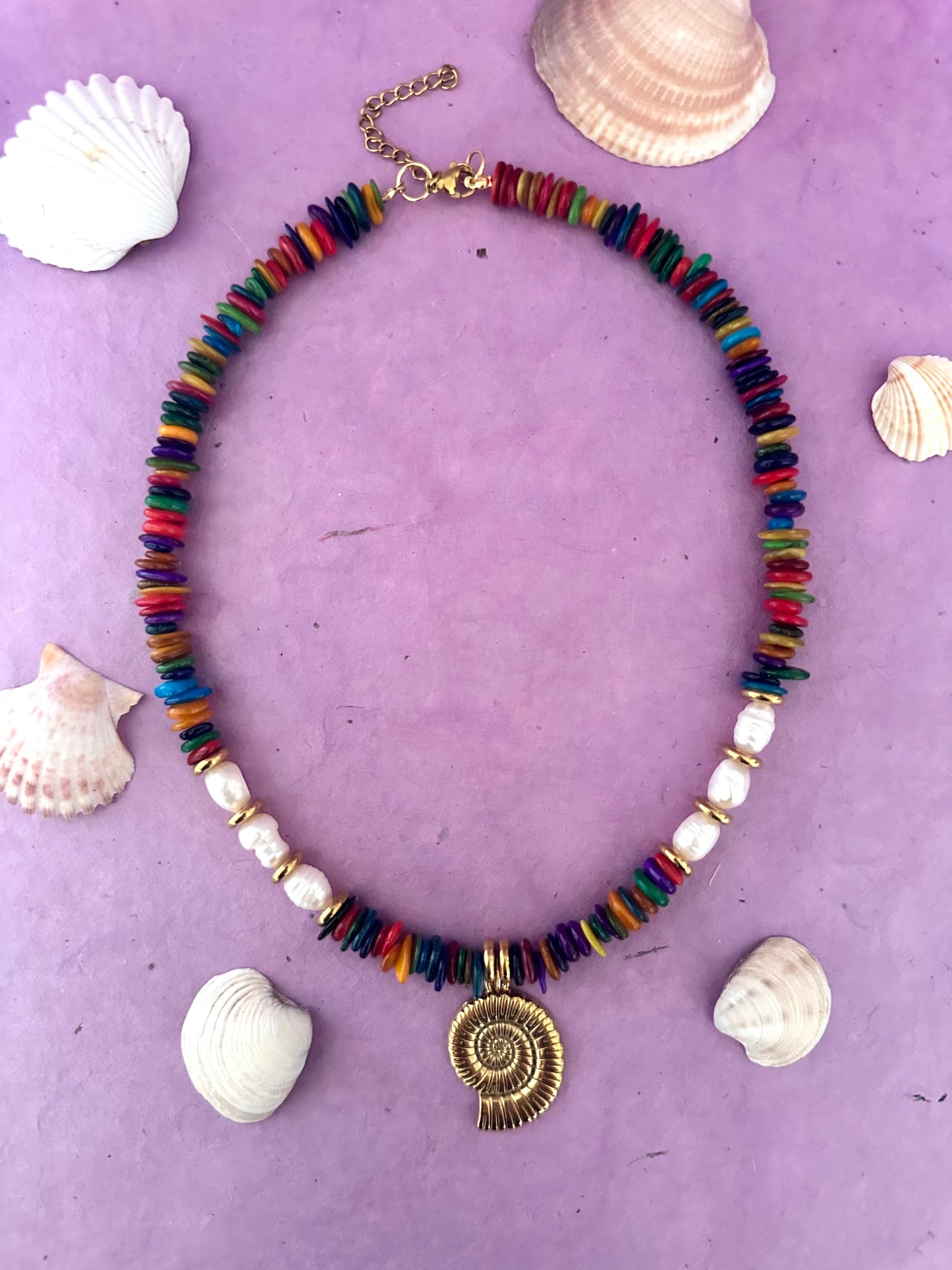 Collier YARA – perles de corail rouge ou de coquillage multicolore avec breloque coquille dorée
