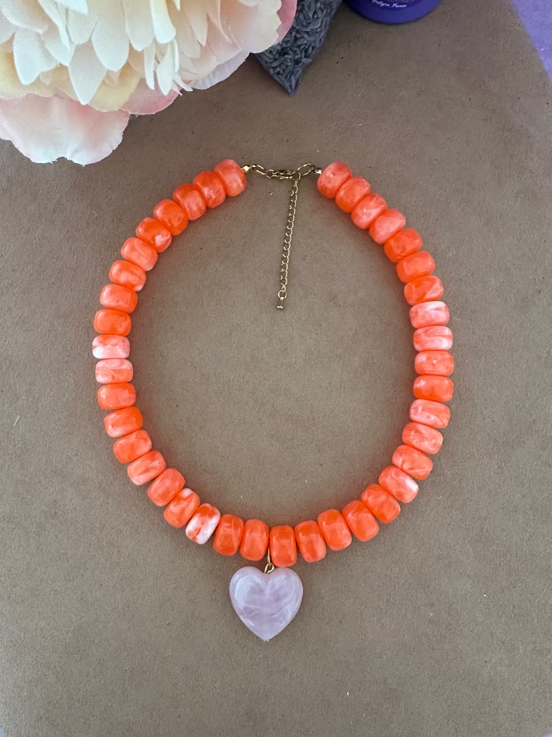 Collier de perles avec coeur coloris corail Claudie - Camilmari Bijoux