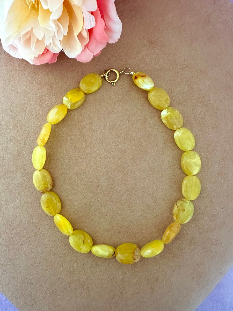Collier de perles ovales Olivia coloris jaune moutarde - Camilmari Bijoux