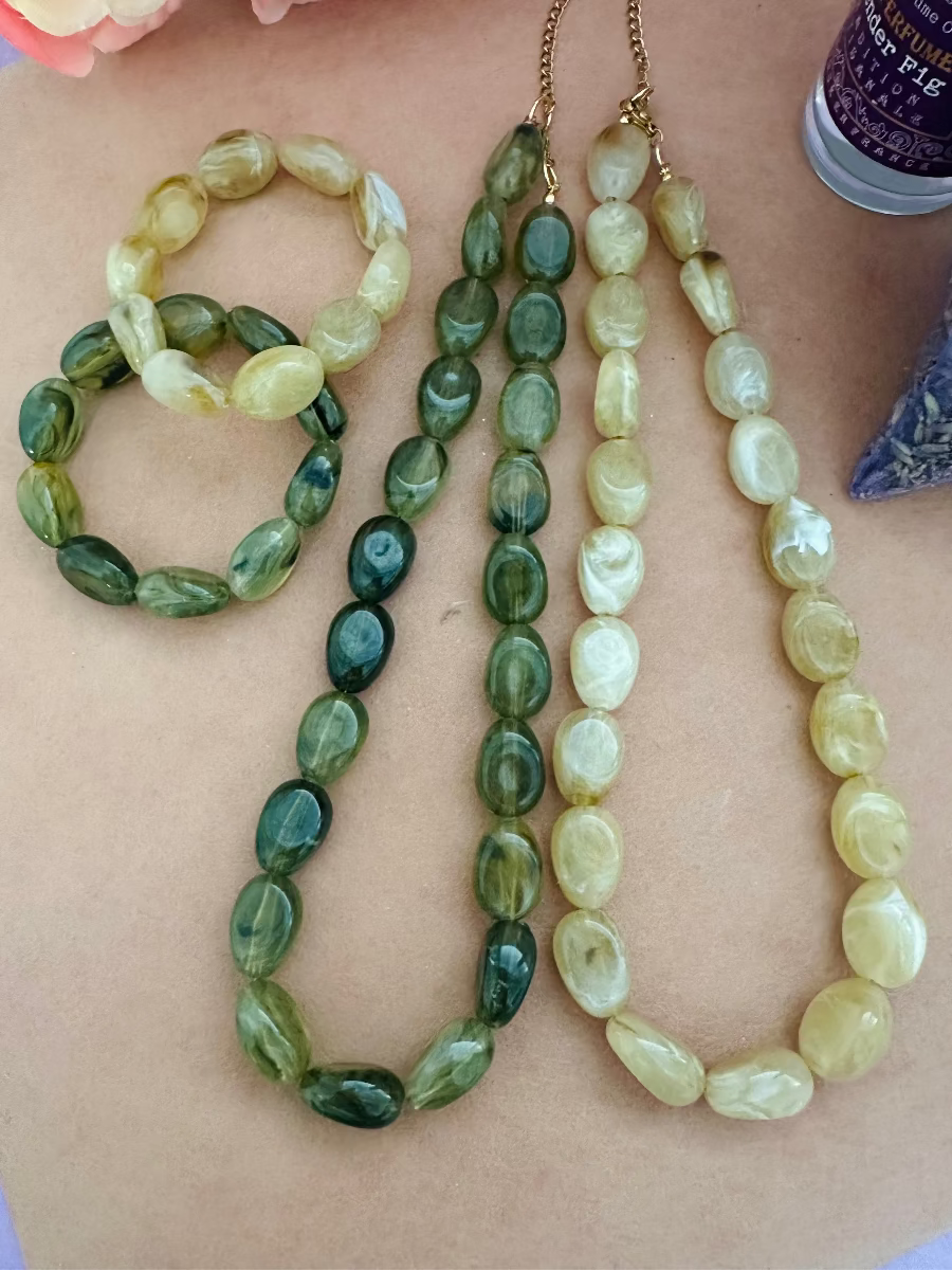 Collier et bracelet fantaisie de perles ovale beige ecru et vert olive Carmen - Camilmari Bijoux