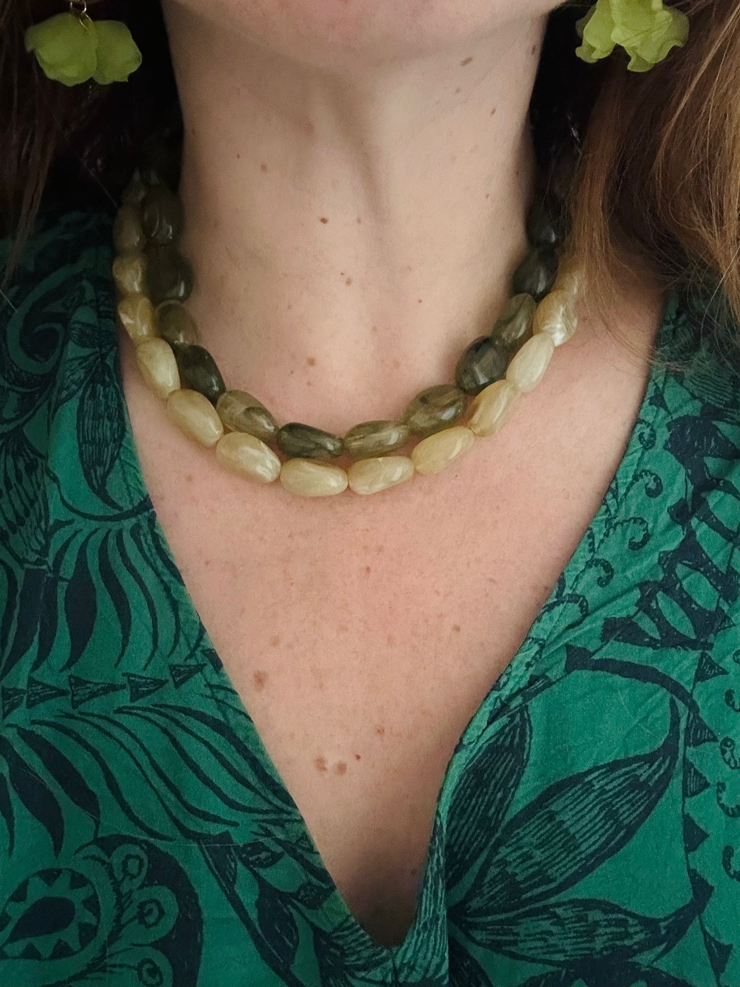 Collier fantaisie perles ovales vert olive et beige ecru Carmen - Camilmari Bijoux