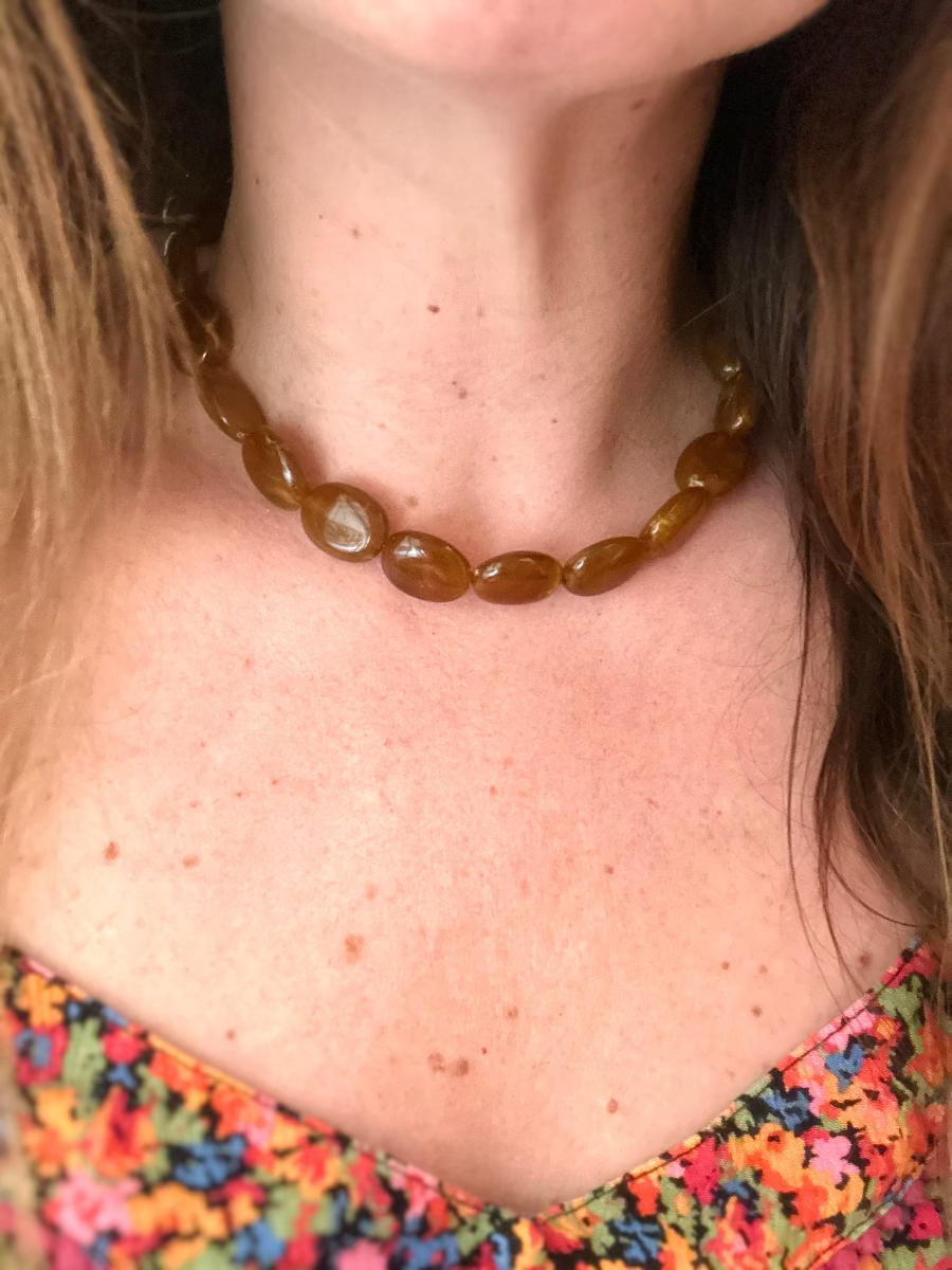 Collier marron de perles ovales en acrylique modele Olivia - Camilmari Bijoux
