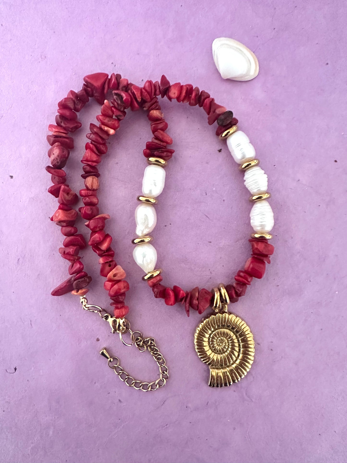 Collier YARA – perles de corail rouge ou de coquillage multicolore avec breloque coquille dorée