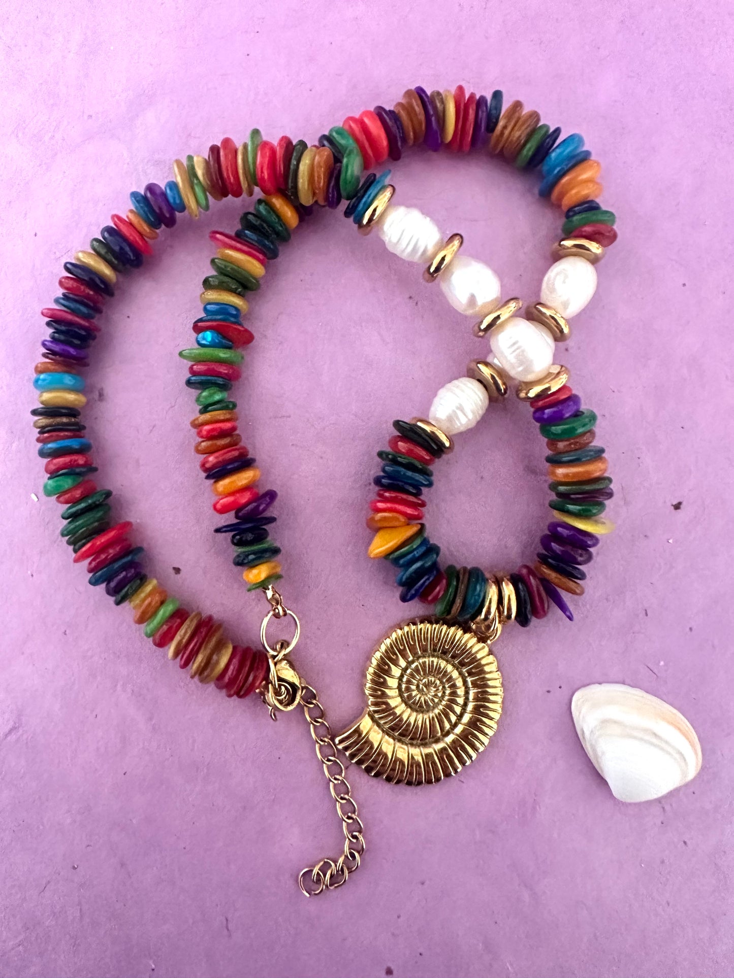 Collier YARA – perles de corail rouge ou de coquillage multicolore avec breloque coquille dorée