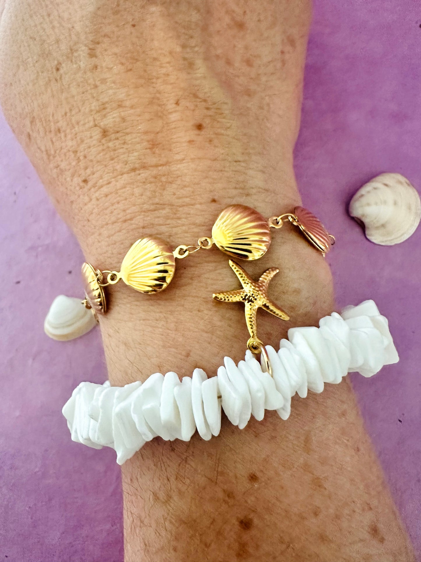 Bracelet ONDINE – perles coquillage naturel et breloque étoile de mer dorée