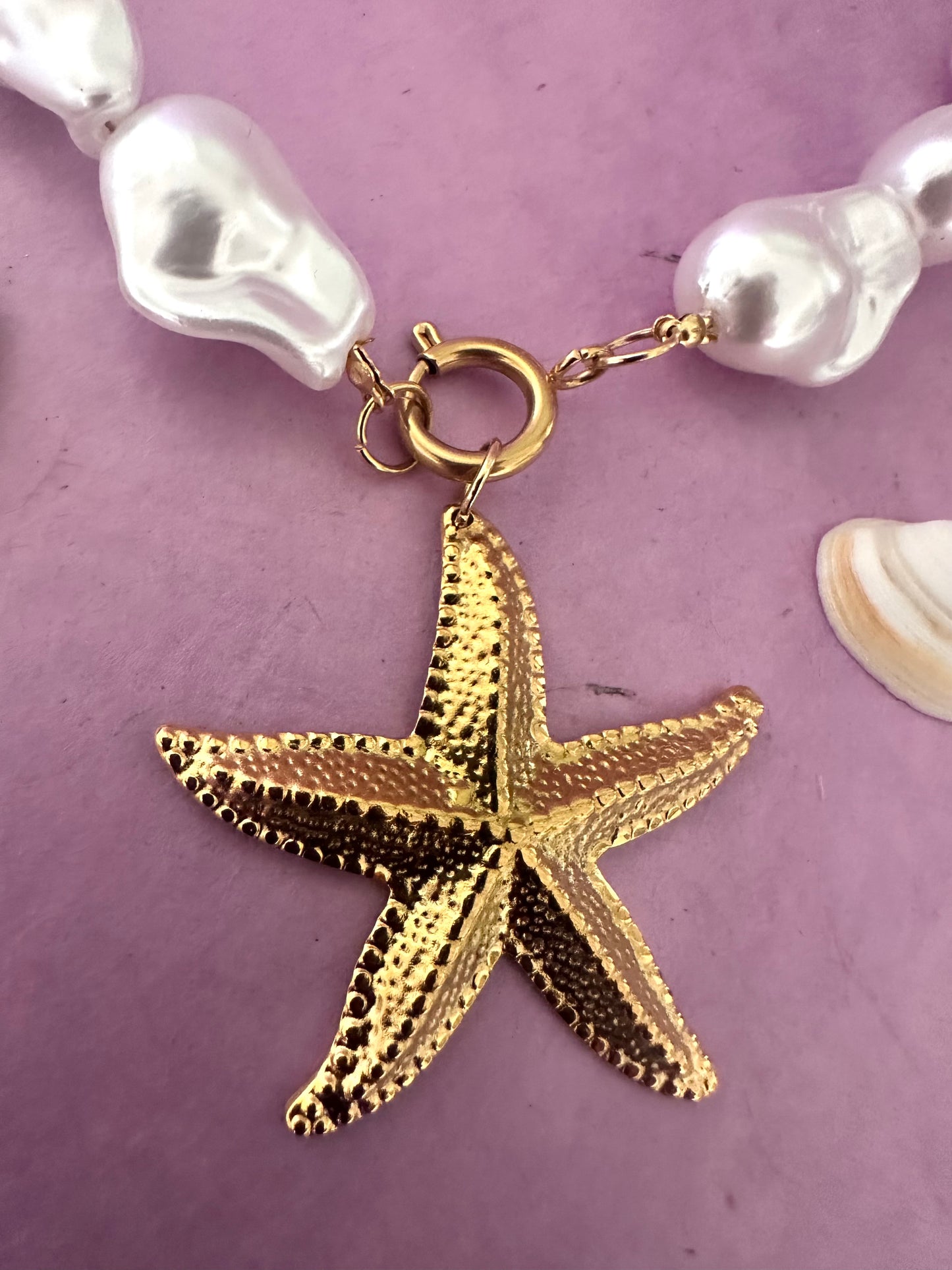 Collier THALASSA – perles nacrées et étoile de mer dorée en acier inoxydable