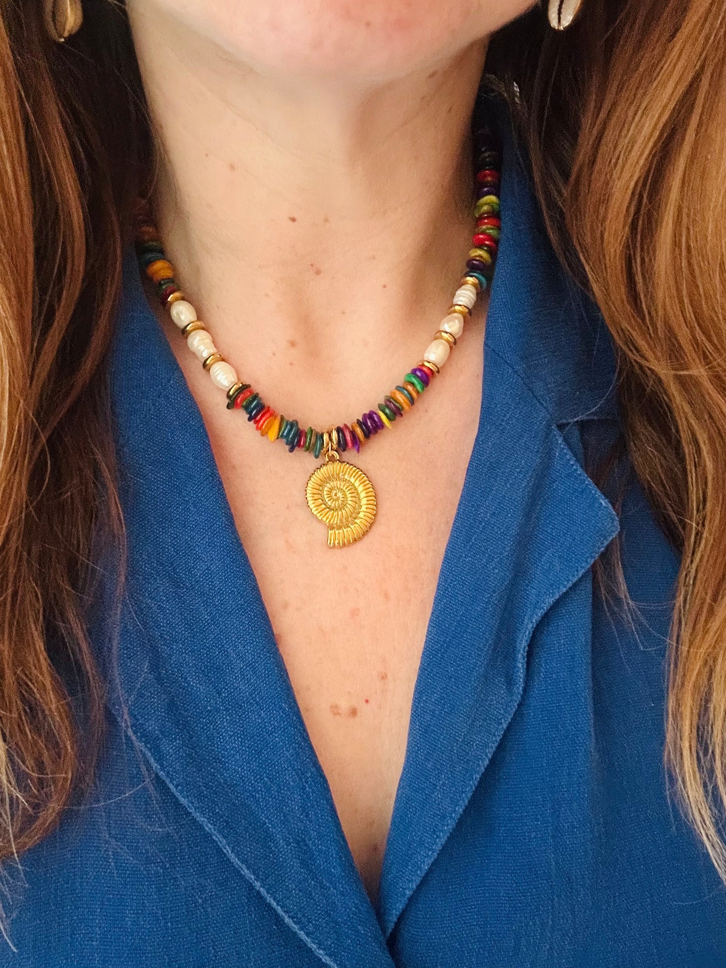 Collier YARA – perles de corail rouge ou de coquillage multicolore avec breloque coquille dorée