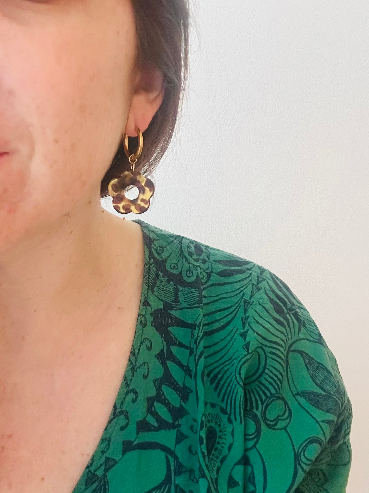 Créoles fleurs ANNA – Boucles d’oreilles motif léopard dorées et élégantes-Boucles d'oreilles-Camilmari Bijoux-Camilmari Bijoux.