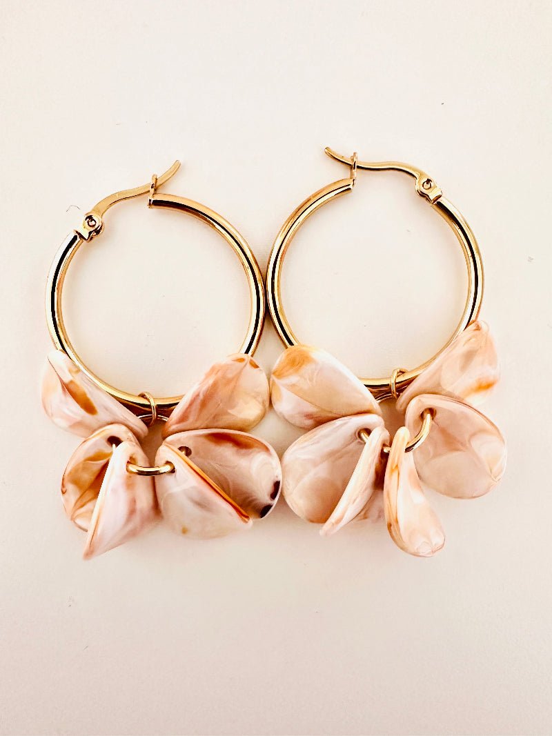 Boucles d oreilles pétales FANNY - Créoles fleurs faites main - Camilmari Bijoux - Créoles dorées inox 30 mm + pétales