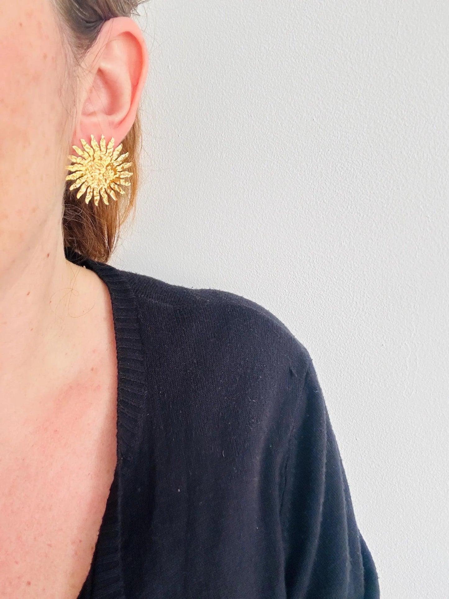 Boucles d’oreilles AURORA – Soleil doré en acier inoxydable martelé - Camilmari Bijoux -