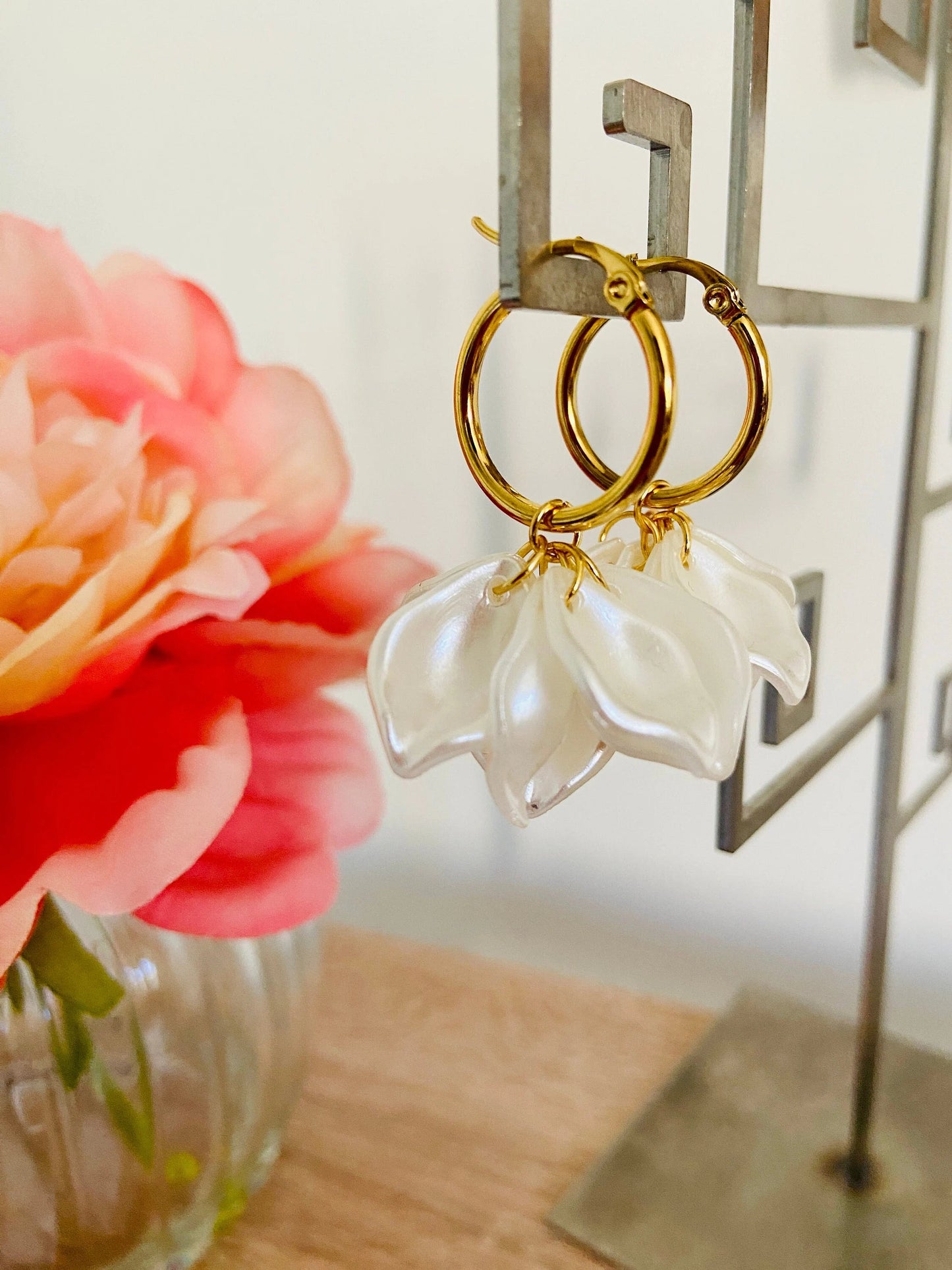 Boucles d’oreilles CAMILIA – créoles à pétales blancs effet nacré - Camilmari Bijoux - Créoles 20 mm dorées + pétales