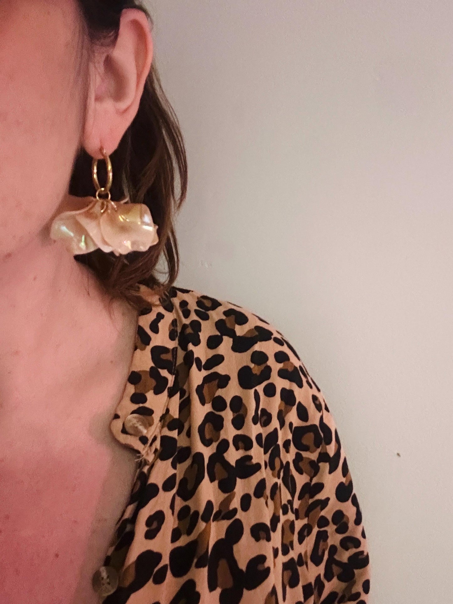 Boucles d'oreilles MELIA - Camilmari Bijoux - Créoles dorées 20 mm + pétales