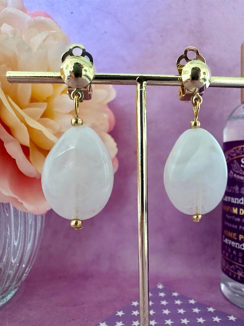 Boucles d’oreilles SOLINE perles blanches ovales translucides et touches dorées - Camilmari Bijoux - Perles blanches