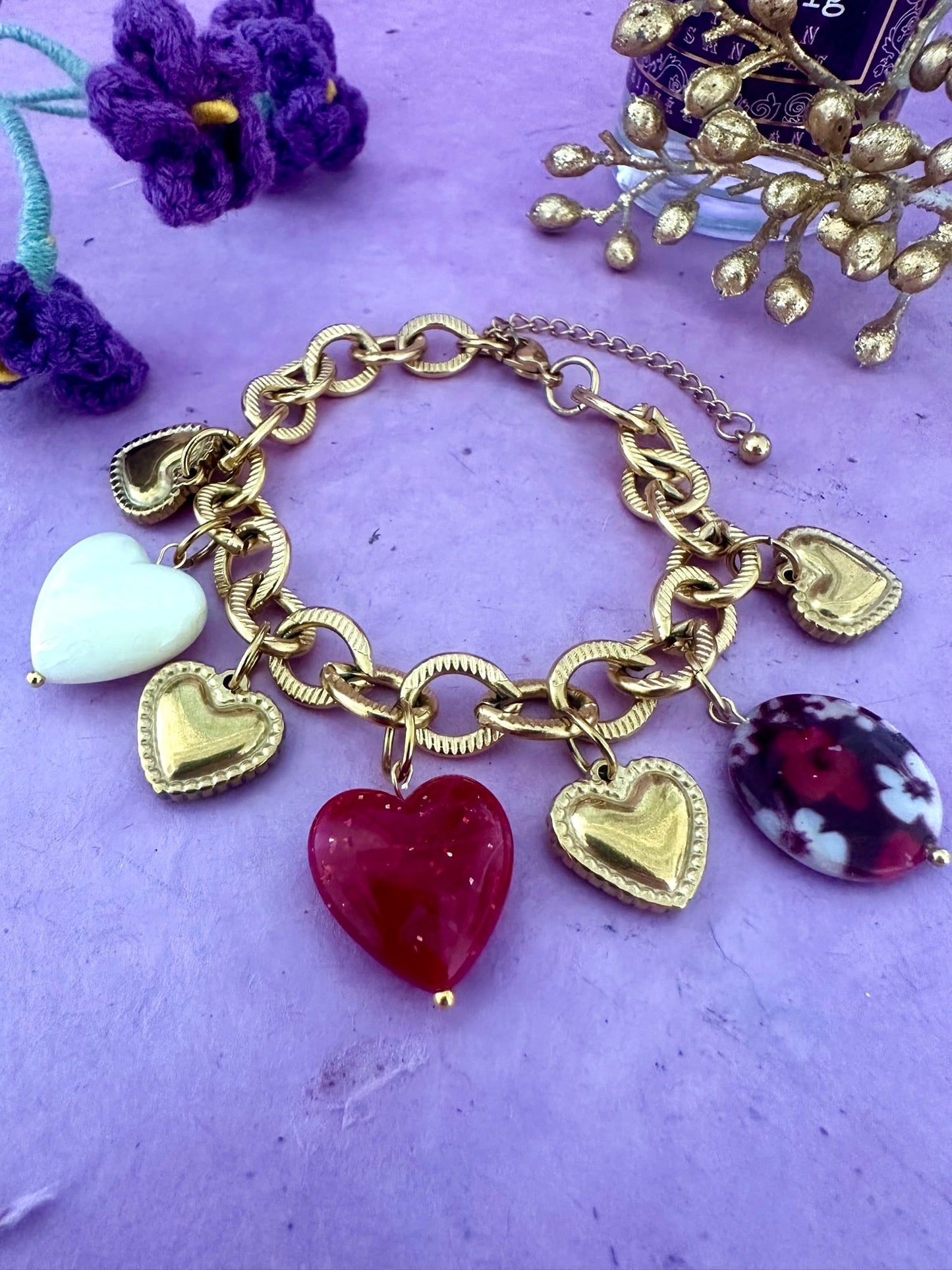 Bracelet ALTHÉA – Bracelet doré à breloques cœurs dorés et perles bordeaux - Camilmari Bijoux -