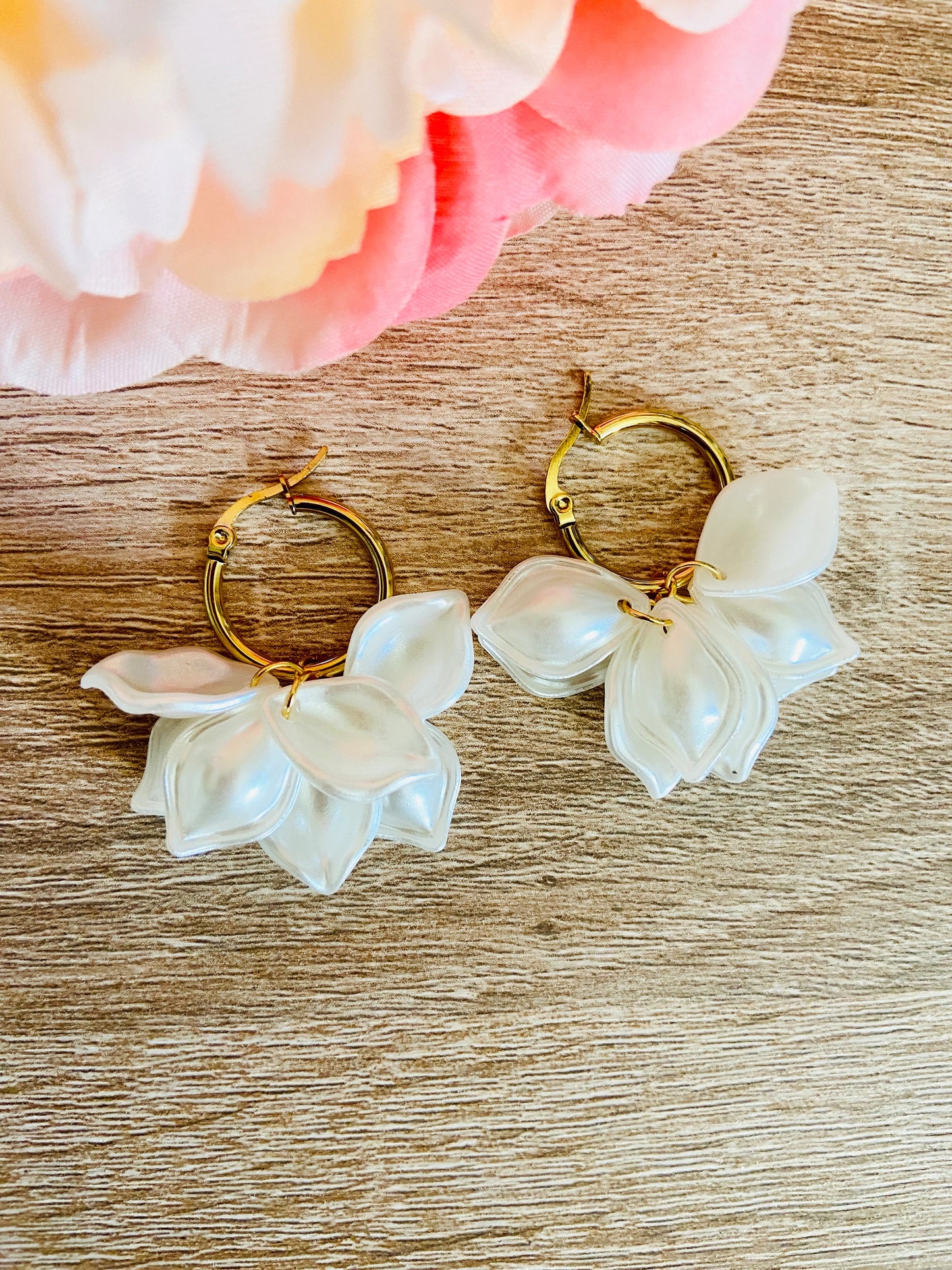 Boucles d’oreilles CAMILIA – créoles à pétales blancs effet nacré-Boucles d'oreilles-Camilmari Bijoux-Camilmari Bijoux.