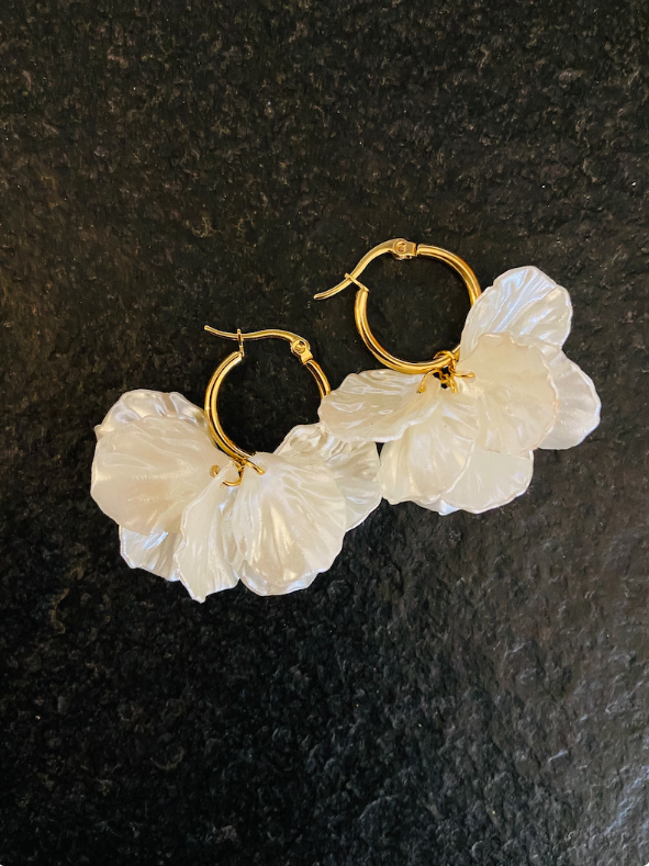 Créoles CAMILLE NACRE – Boucles d'oreilles à pétales blancs nacrés-Boucles d'oreilles-Camilmari Bijoux-Camilmari Bijoux.