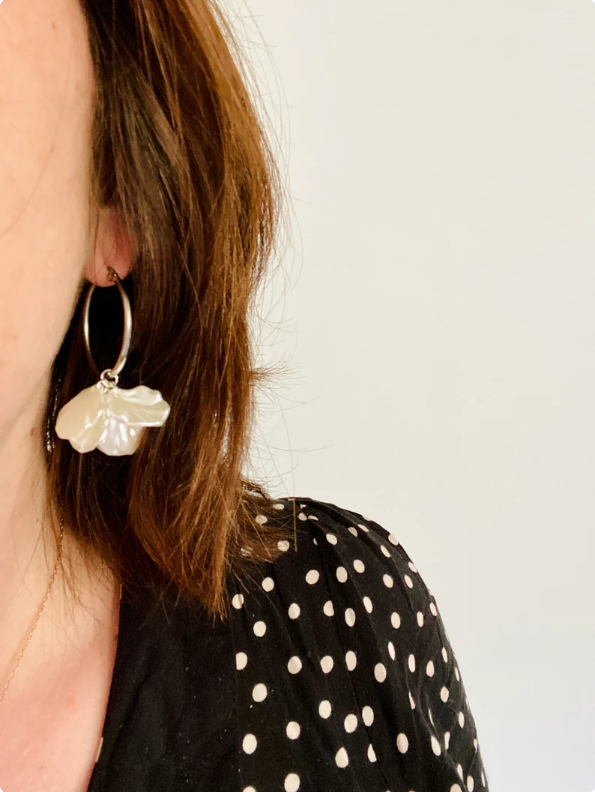 Créoles CAMILLE NACRE – Boucles d'oreilles à pétales blancs nacrés-Boucles d'oreilles-Camilmari Bijoux-Camilmari Bijoux.