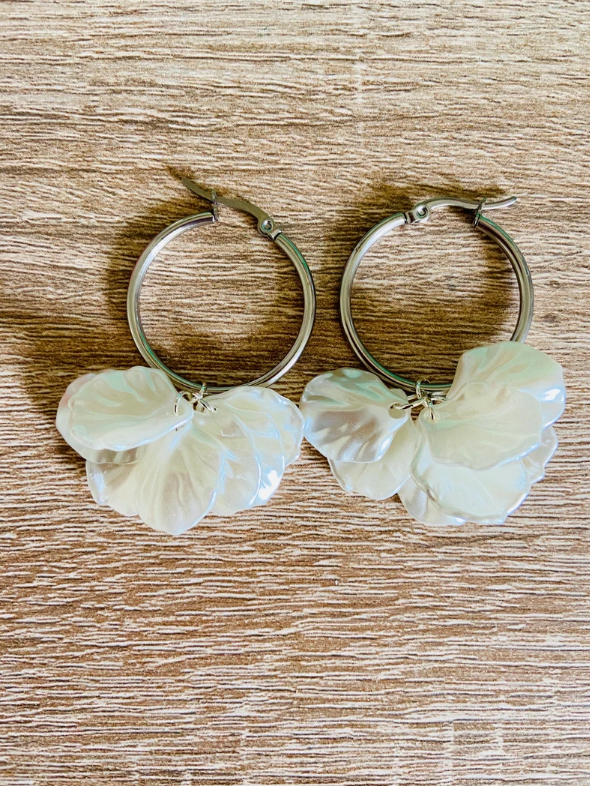 Créoles CAMILLE NACRE – Boucles d'oreilles à pétales blancs nacrés-Boucles d'oreilles-Camilmari Bijoux-Camilmari Bijoux.