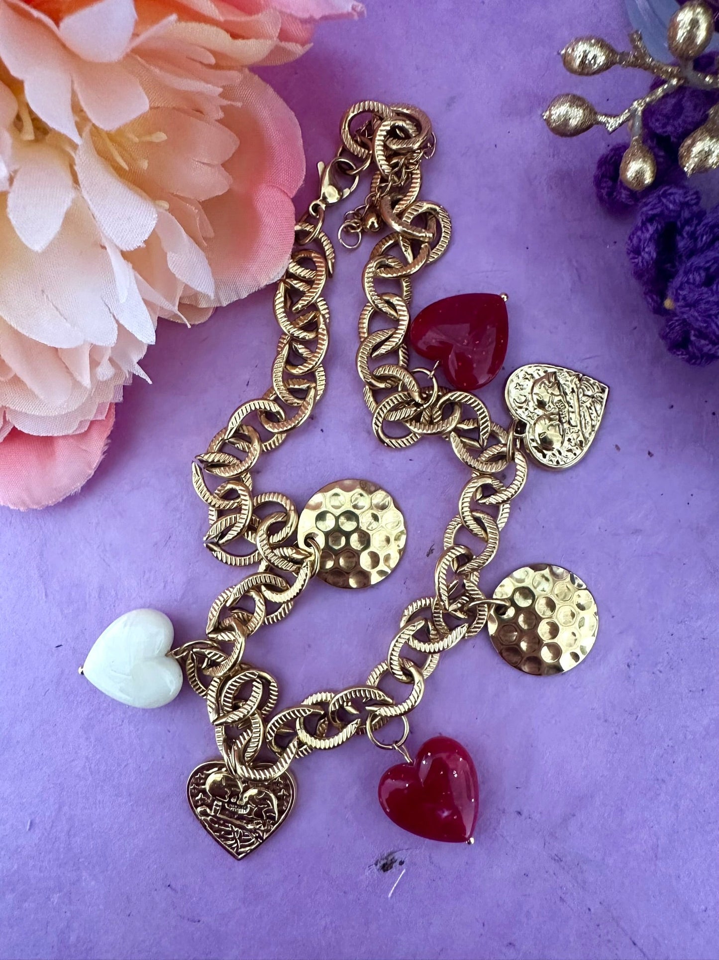 Collier ALTHÉA – Collier breloques coeurs doré rouge et écru - Camilmari Bijoux -