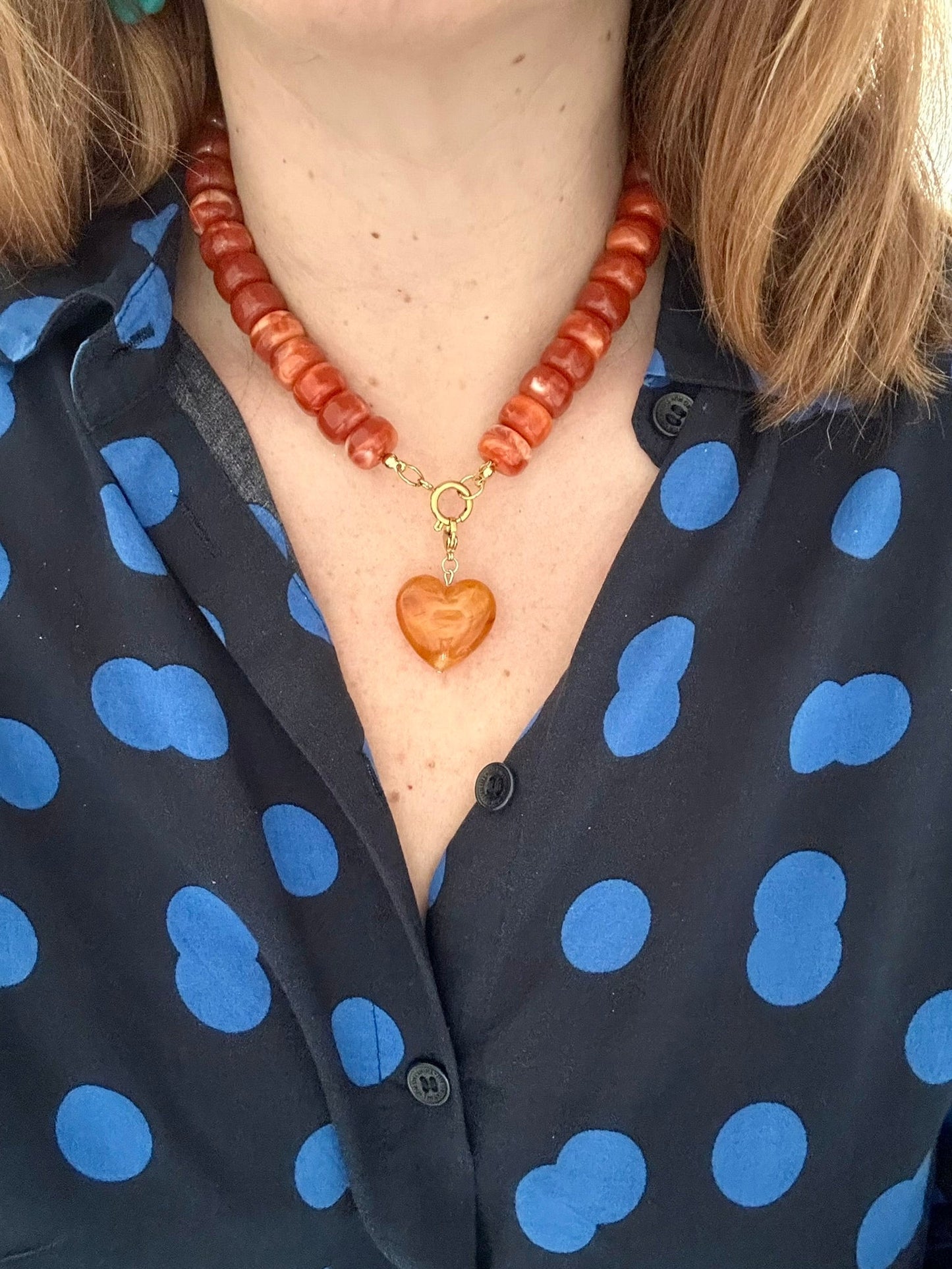 Collier cœur CLAUDIE – Collier de perles coloré fait main et personnalisable - Camilmari Bijoux - Terracotta - brique marbré avec cœur brun ambré