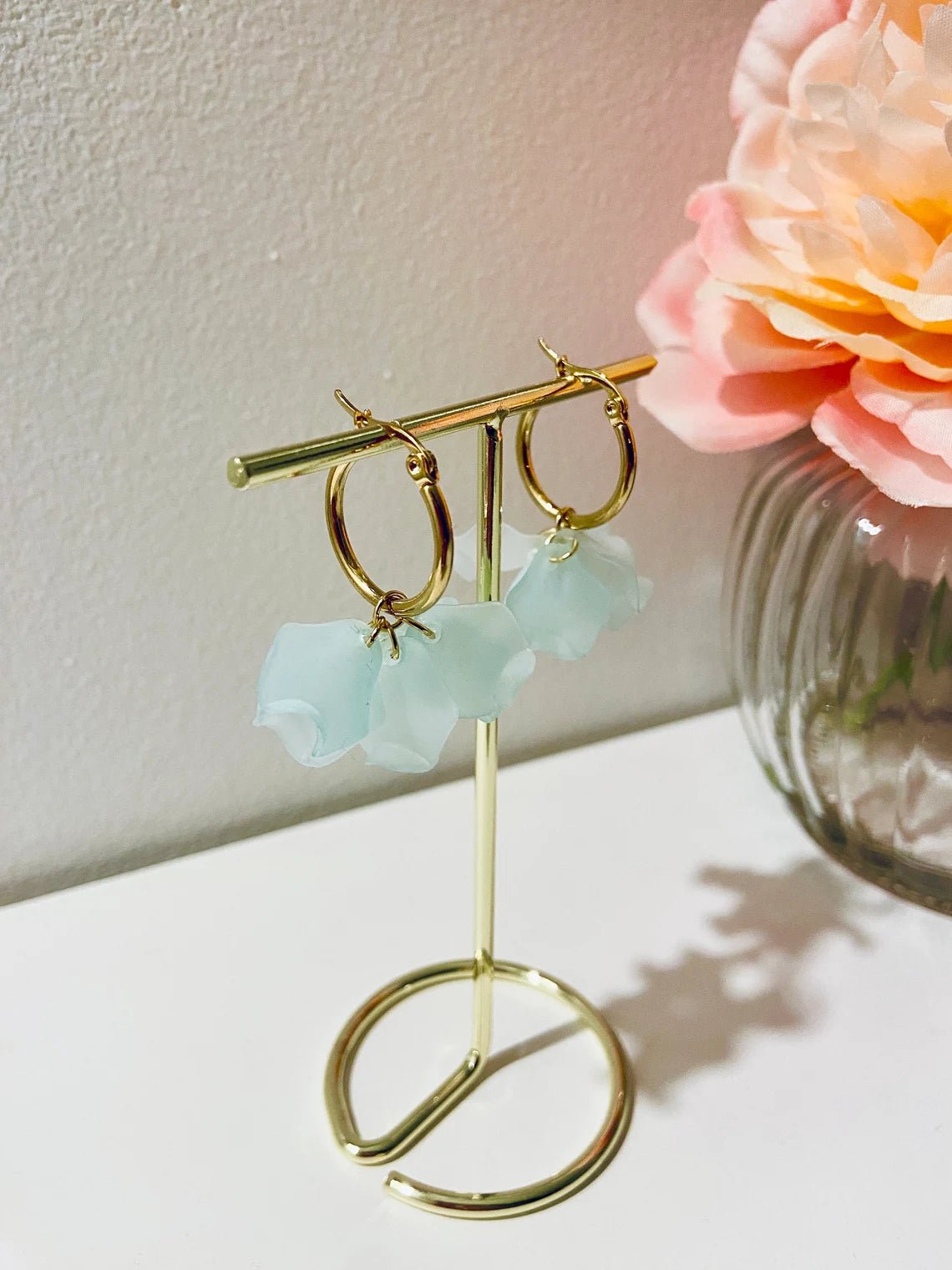 Créoles CAMILLE 20 mm - Boucles d'oreilles à pétales colorés assemblées à la main - Camilmari Bijoux - Créoles 20 mm dorées + pétales