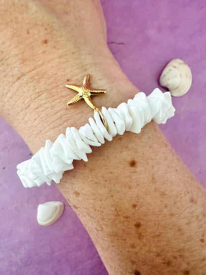 Bracelet ONDINE – perles coquillage naturel et breloque étoile de mer dorée