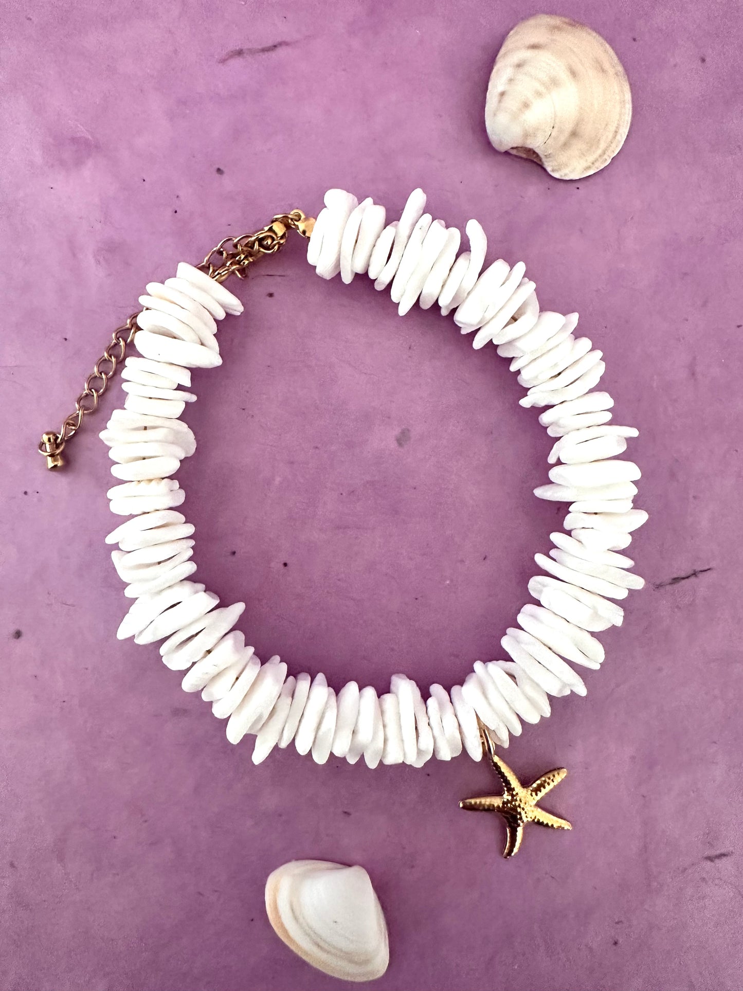 Bracelet ONDINE – perles coquillage naturel et breloque étoile de mer dorée