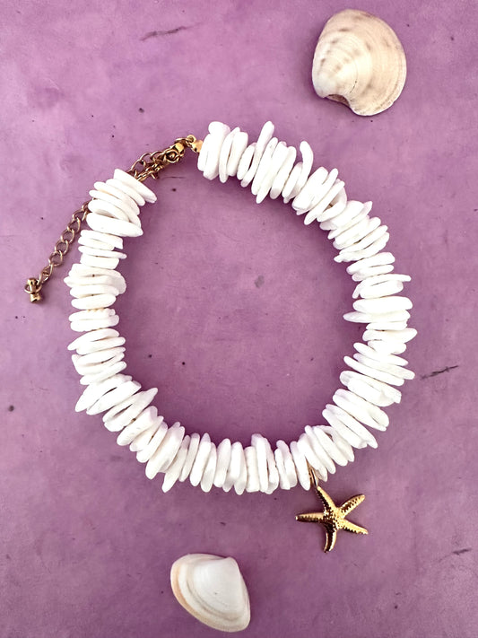 Bracelet ONDINE – perles coquillage naturel et breloque étoile de mer dorée