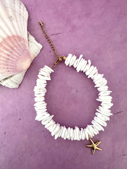 Bracelet ONDINE – perles coquillage naturel et breloque étoile de mer dorée