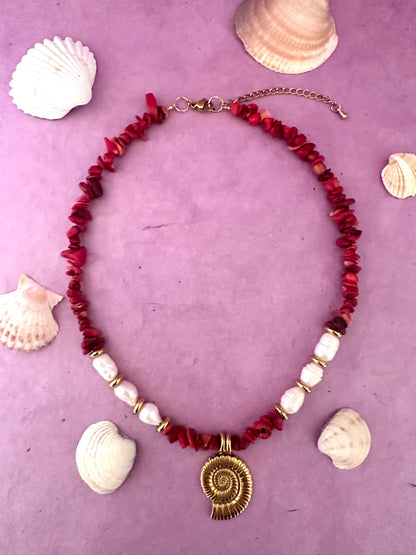 Collier YARA – perles de corail rouge ou de coquillage multicolore avec breloque coquille dorée