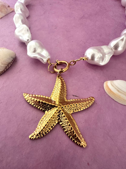 Collier THALASSA – perles nacrées et étoile de mer dorée en acier inoxydable