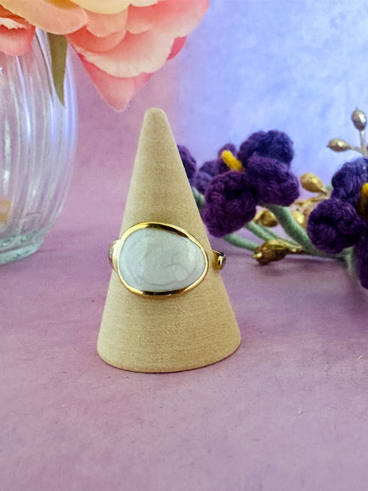 Bague AVELINE ovale ivoire nacré en acier inoxydable doré - Camilmari Bijoux