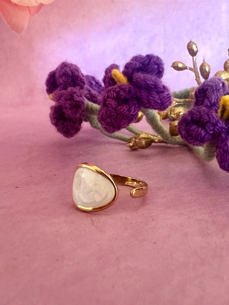 Bague AVELINE ovale ivoire nacré en acier inoxydable doré - Camilmari Bijoux