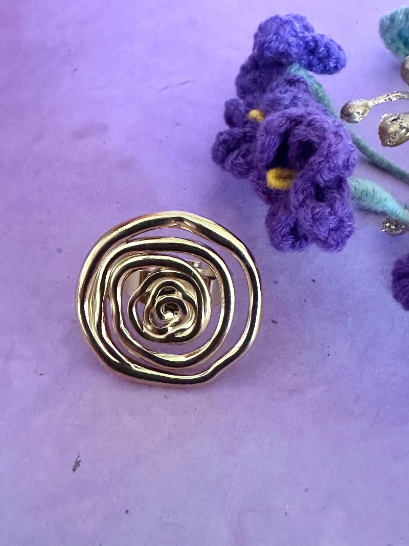 Bague ENORA en acier inoxydable dore grosse rose - Camilmari Bijoux