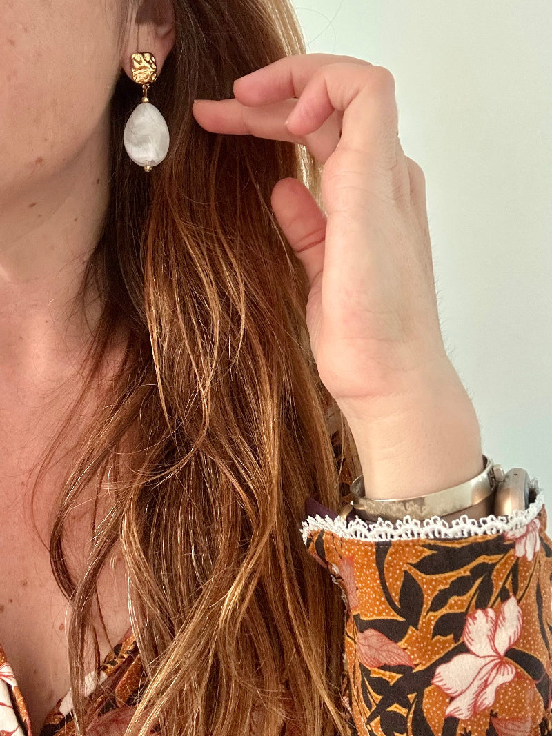 Boucles d'oreilles SOLINE blanches et dorées portées - Camilmari Bijoux