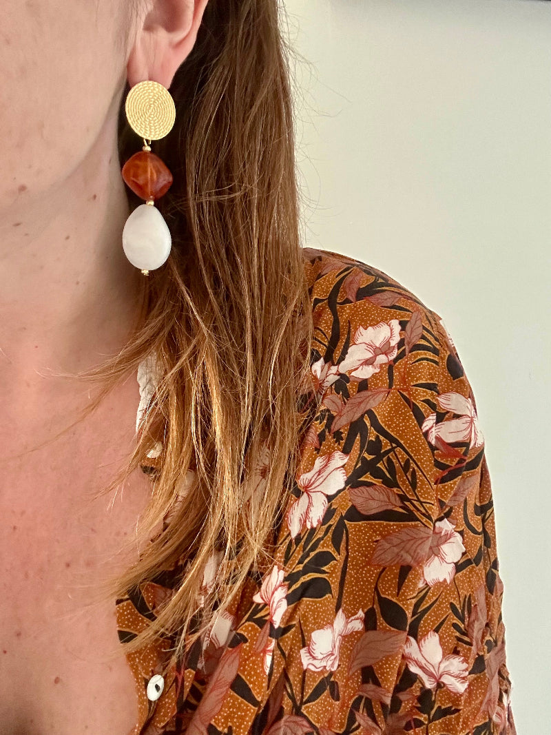 Boucles d oreilles SOLINE brun ambre et blanc portées - Camilmari Bijoux