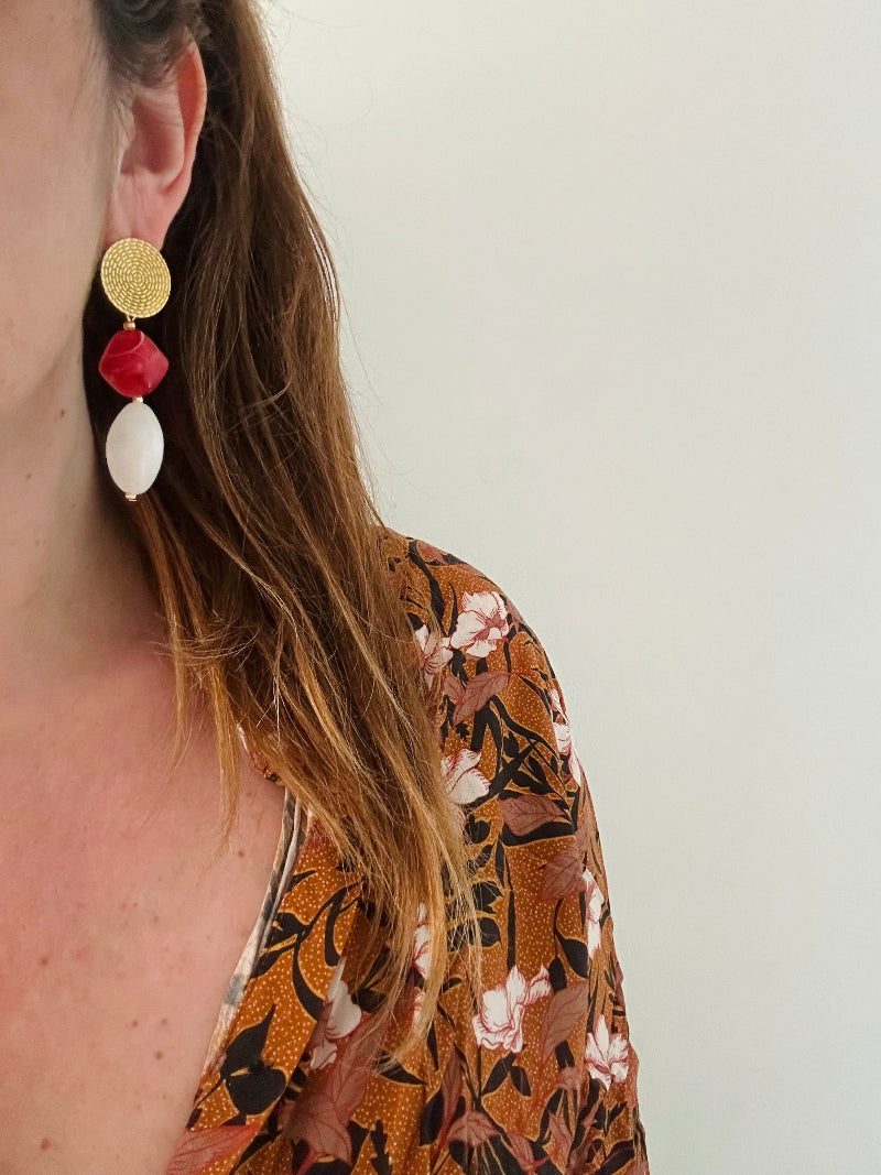Boucles d oreilles SOLINE portées perles blanche et rouge grenat - Camilmari Bijoux